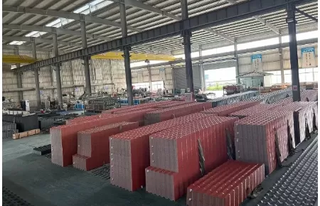 Tejas de resina apiladas en forma terminada